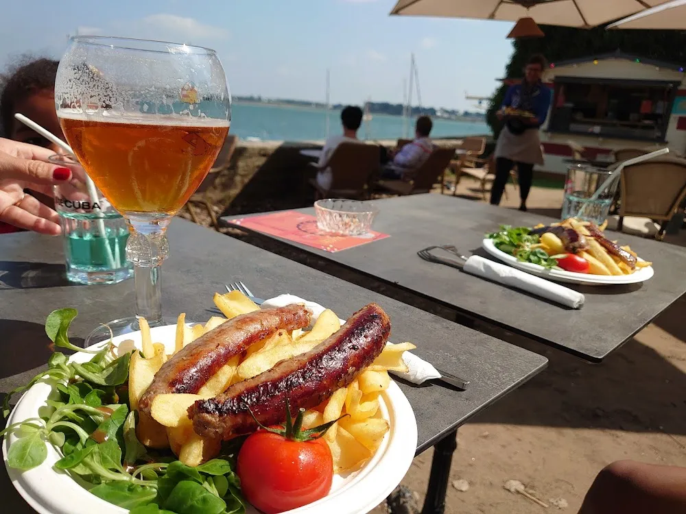 Grillade de Saucisse Avec Salade Frites